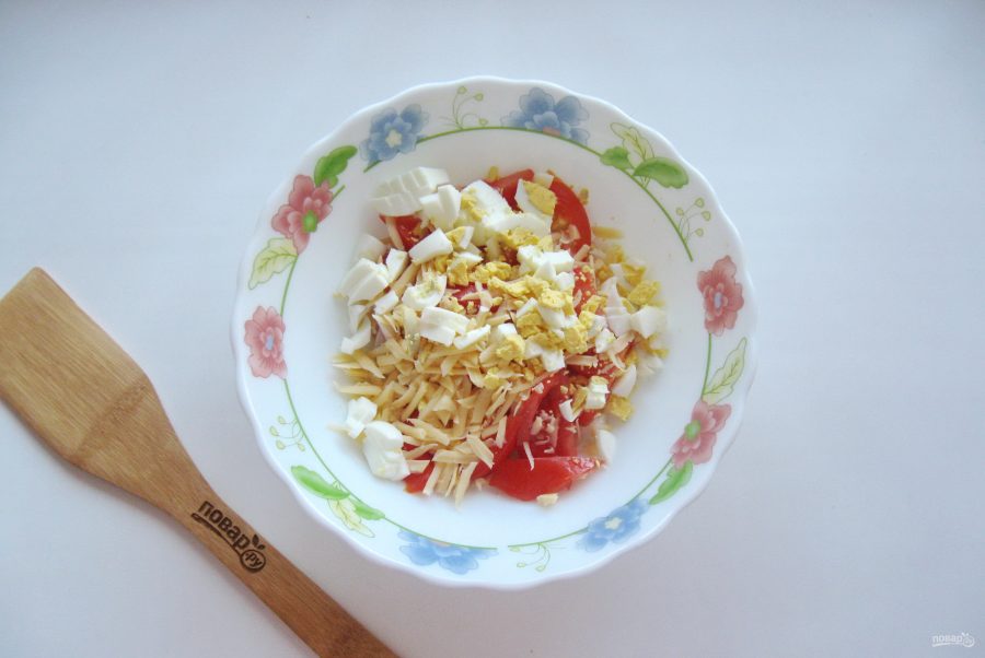 Салат из кальмаров с помидорами и сыром - фото шаг 6