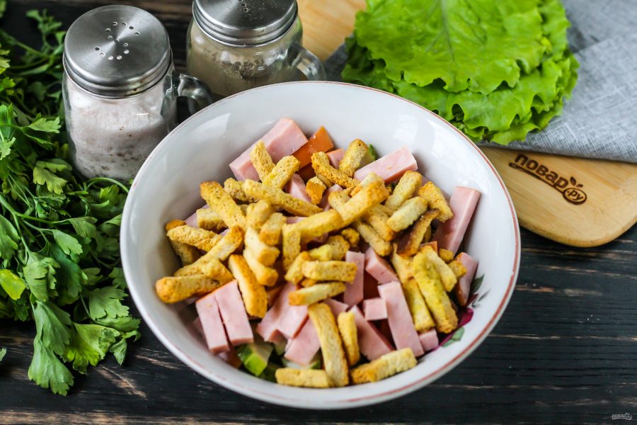 Салат с кириешками и колбасой - фото шаг 4