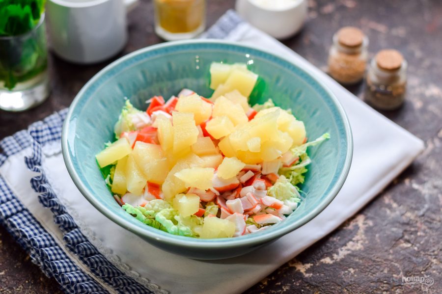Салат с крабовыми палочками, креветками и ананасами - фото шаг 4