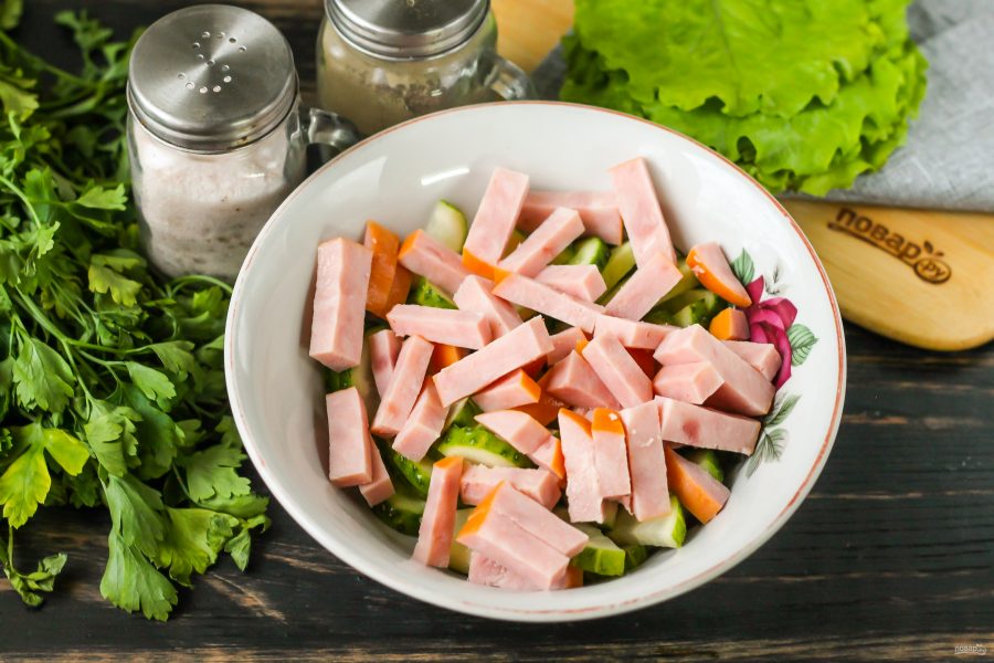 Салат с кириешками и колбасой - фото шаг 3