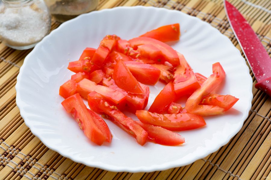 Грузинский салат с колбасой и помидорами - фото шаг 4