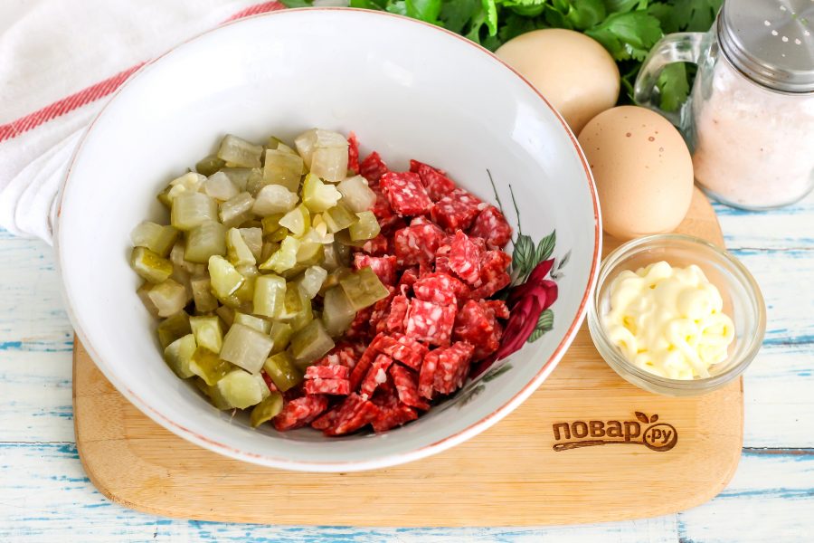 Салат с кириешками и копченой колбасой - фото шаг 2
