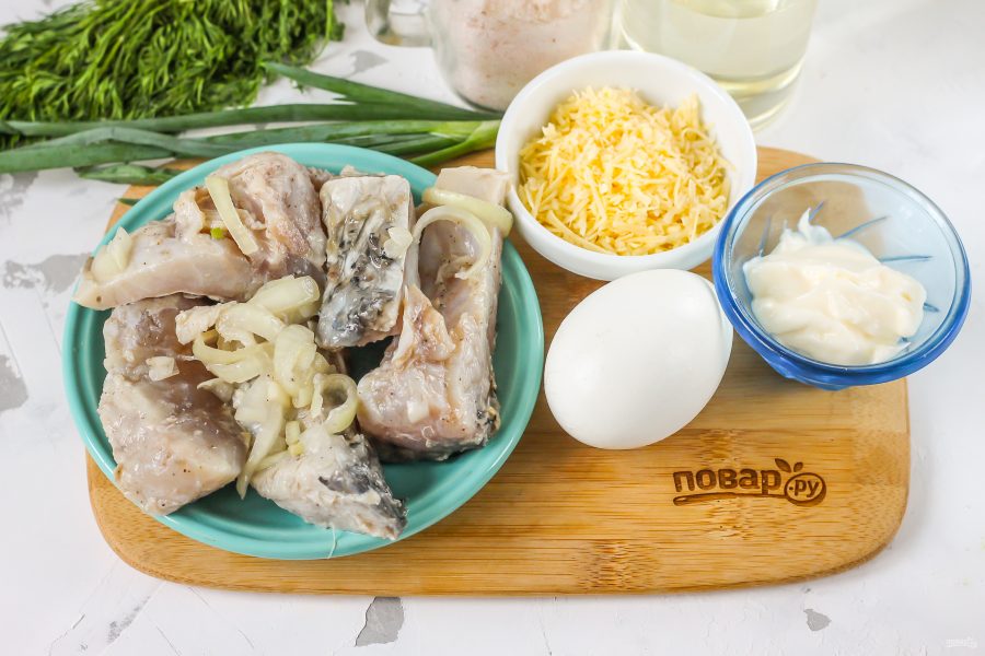 Рыбный салат с сыром и яйцом - фото шаг 1