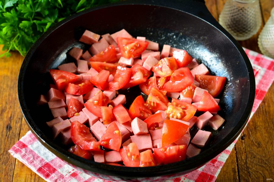 Лапша с помидорами и колбасой - фото шаг 6