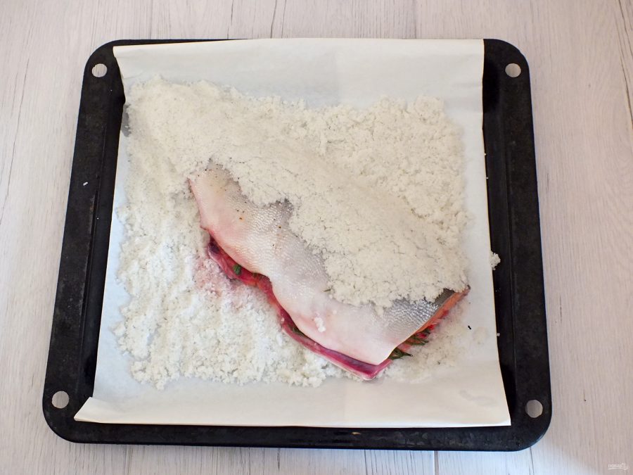 Горбуша в соли в духовке - фото шаг 5