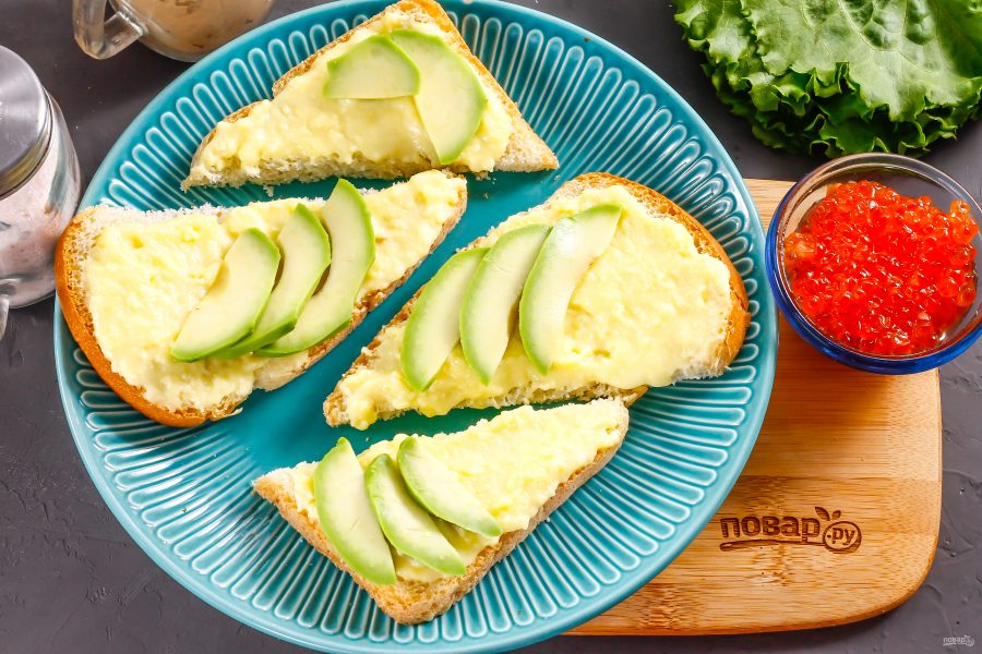 Бутерброды с авокадо и красной икрой - фото шаг 3