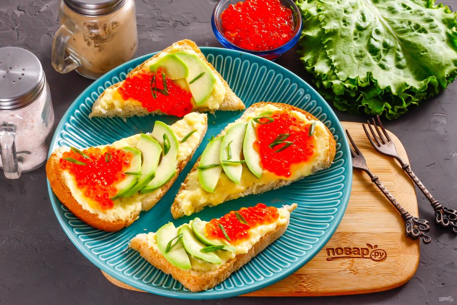 Бутерброды с авокадо и красной икрой - фото шаг 5