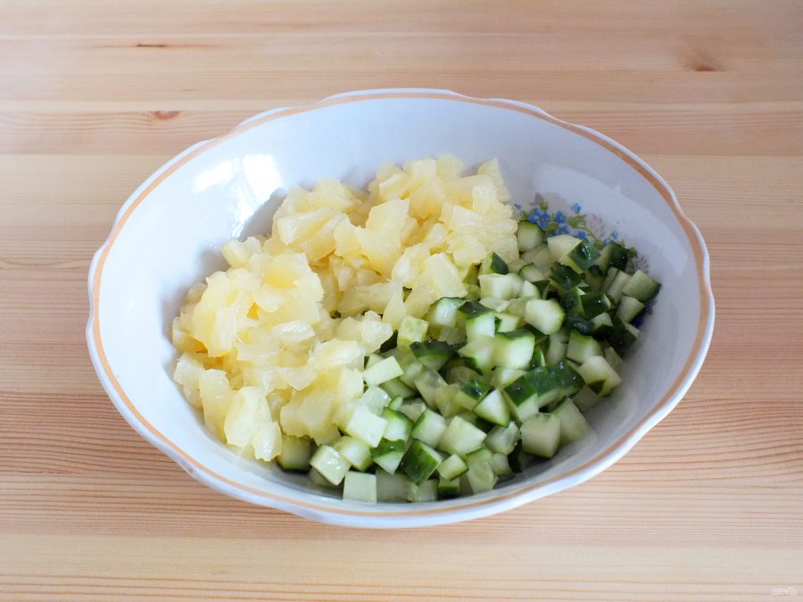 Салат из кальмаров, ананасов и огурцов - фото шаг 3