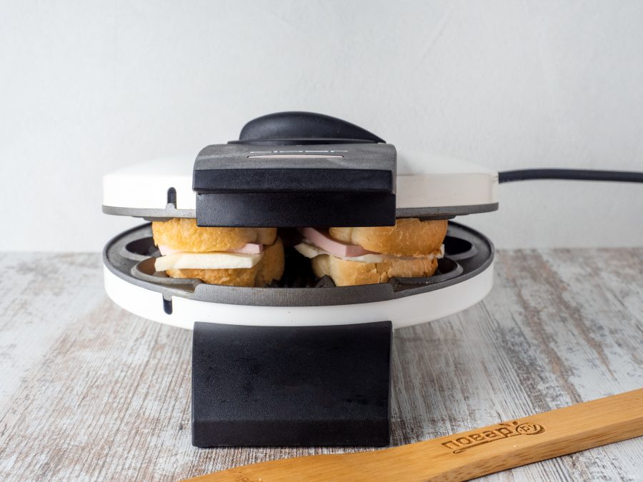 Бутерброды в вафельнице - фото шаг 5