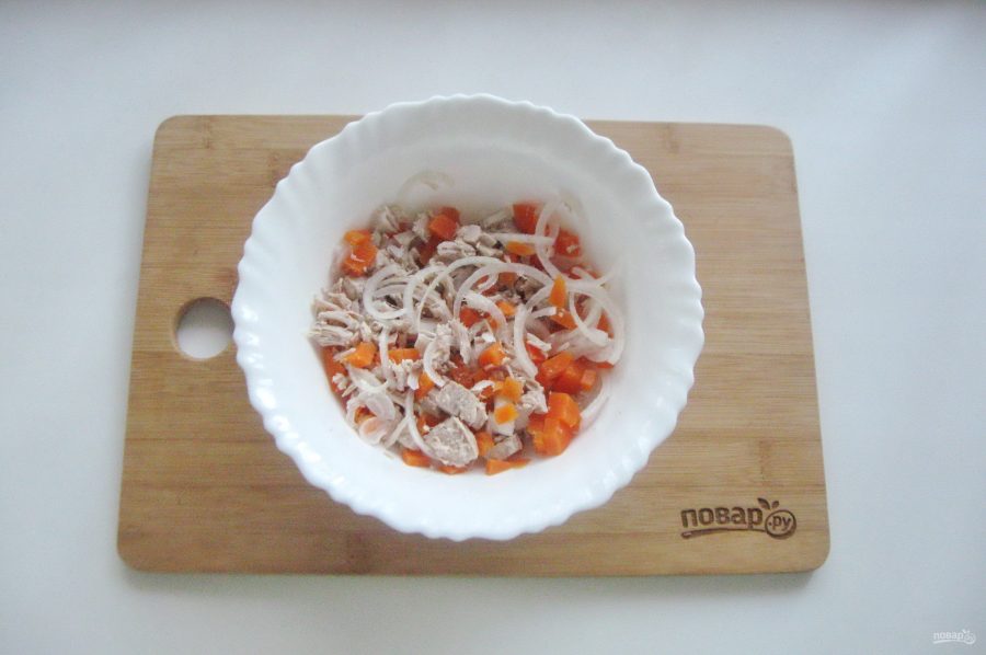 Мясной салат с маринованным луком - фото шаг 8
