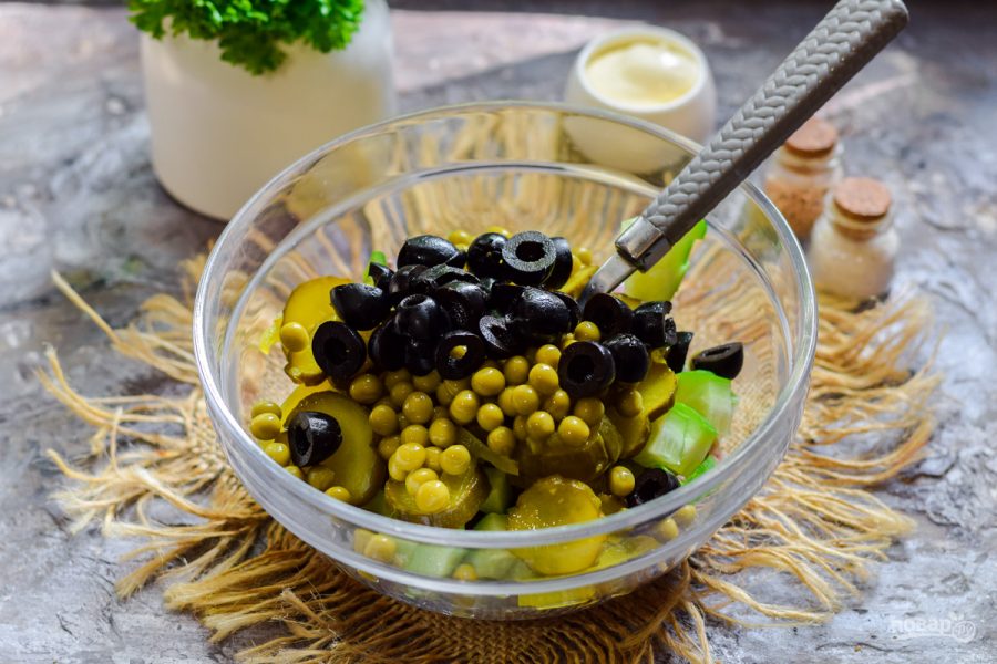 Салат с ветчиной и маслинами - фото шаг 6