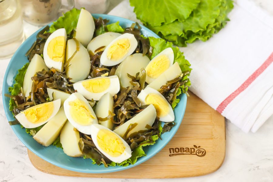 Салат с морской капустой и селедкой - фото шаг 4