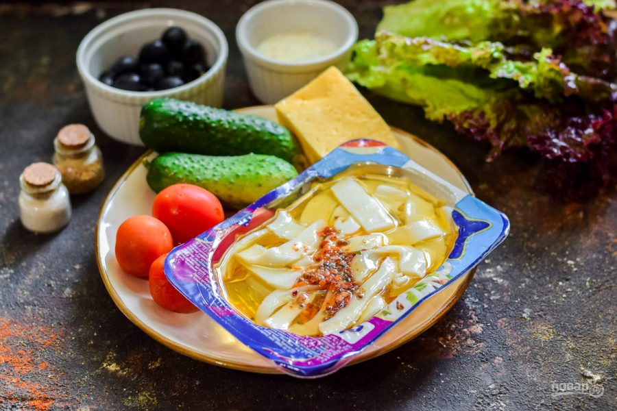 Греческий салат с кальмарами - фото шаг 1