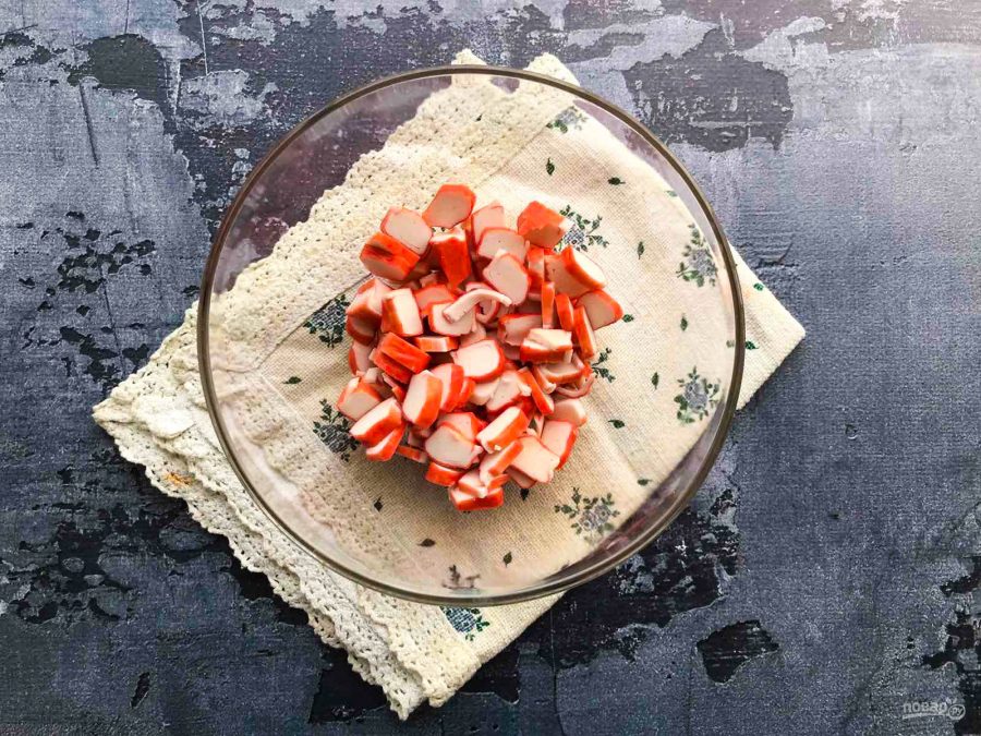 Салат "Красное море" с креветками и крабовыми палочками - фото шаг 4