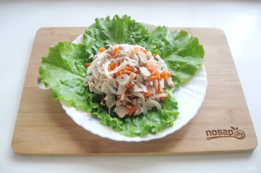 Мясной салат с маринованным луком - фото шаг 10