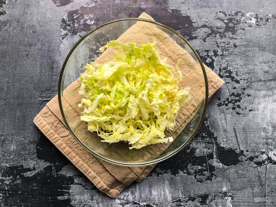 Салат с пекинской капустой и мидиями - фото шаг 2