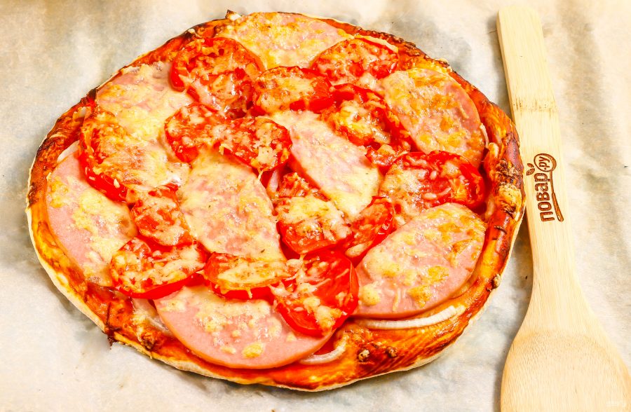 Пицца с колбасой из слоеного теста - фото шаг 7