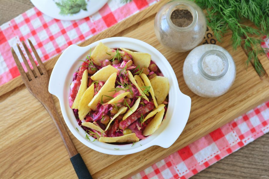 Салат с чипсами и копченой колбасой - фото шаг 7