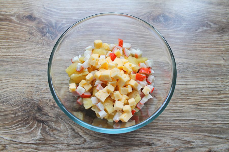 Салат с морепродуктами и ананасом - фото шаг 5