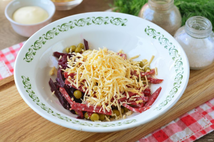 Салат с чипсами и копченой колбасой - фото шаг 5