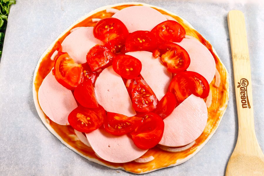 Пицца с колбасой из слоеного теста - фото шаг 5
