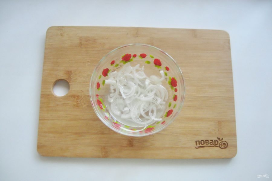 Мясной салат с маринованным луком - фото шаг 4
