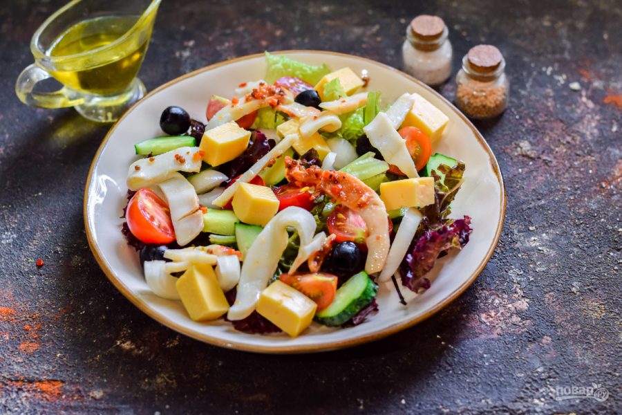 Греческий салат с кальмарами - фото шаг 6
