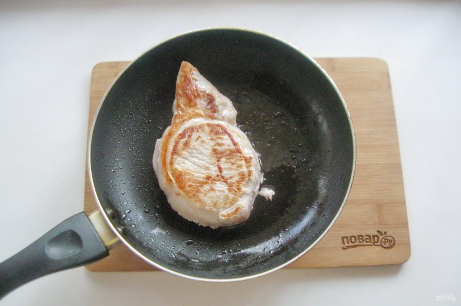 Свиная корейка с картофелем в духовке - фото шаг 3