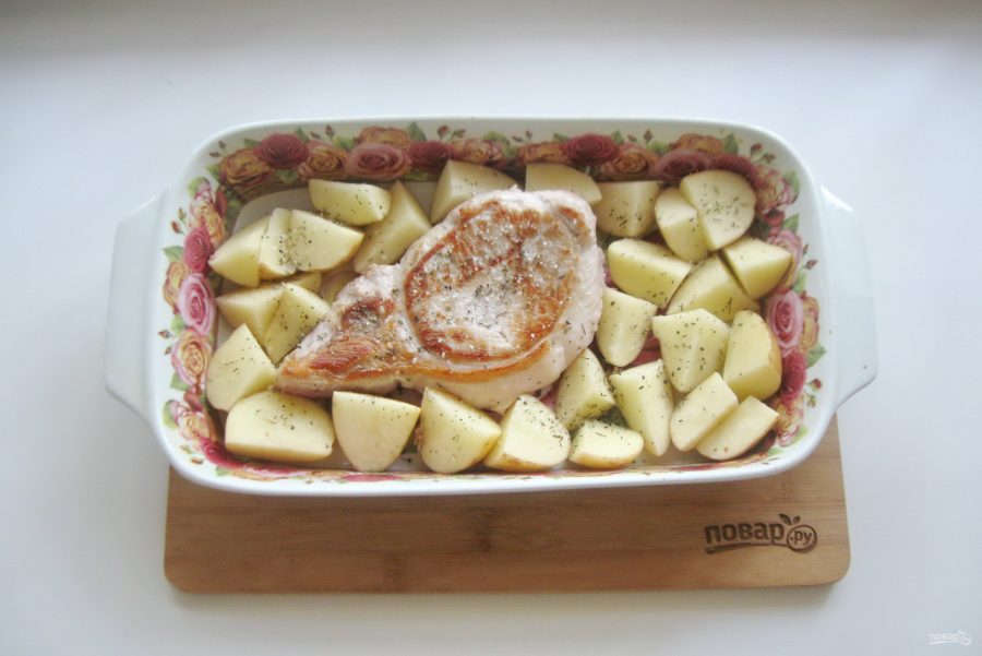 Свиная корейка с картофелем в духовке - фото шаг 6