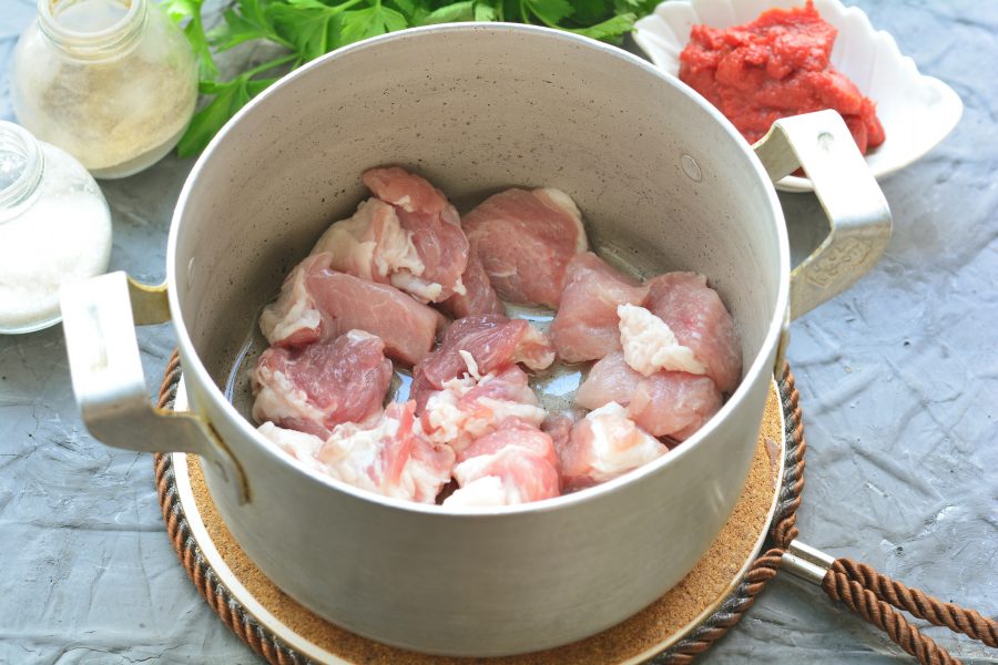 Жаркое из свинины с томатной пастой - фото шаг 3
