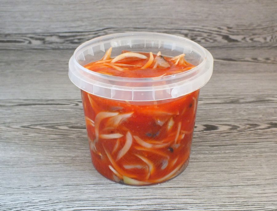 Селедка в томатном соусе с луком - фото шаг 6