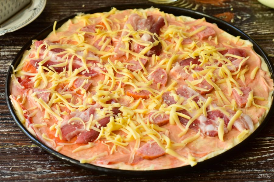 Пицца с колбасой и беконом - фото шаг 10