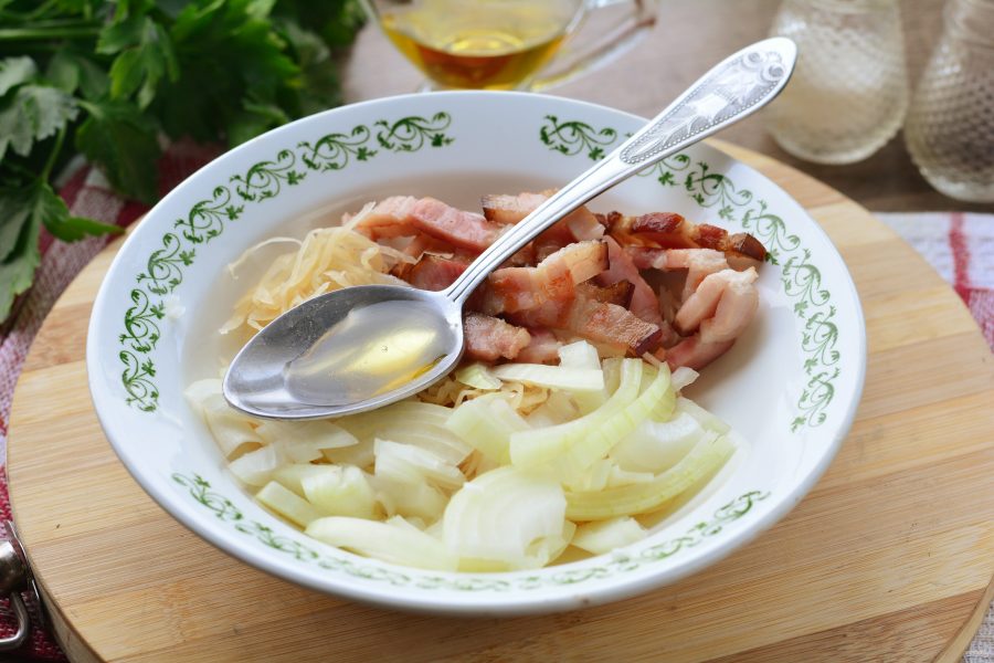 Салат с квашеной капустой и жареным беконом - фото шаг 7