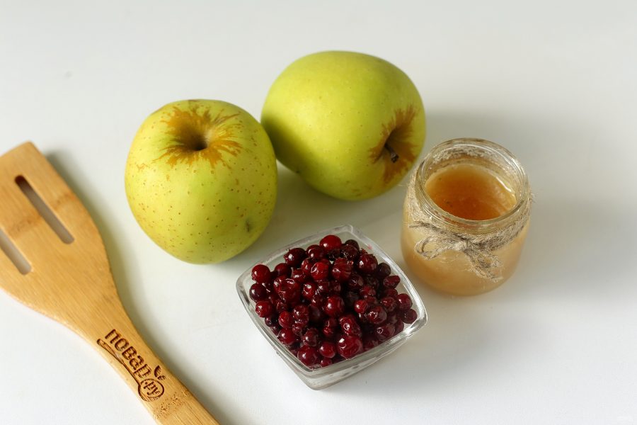 Запеченные яблоки с брусникой в духовке - фото шаг 1