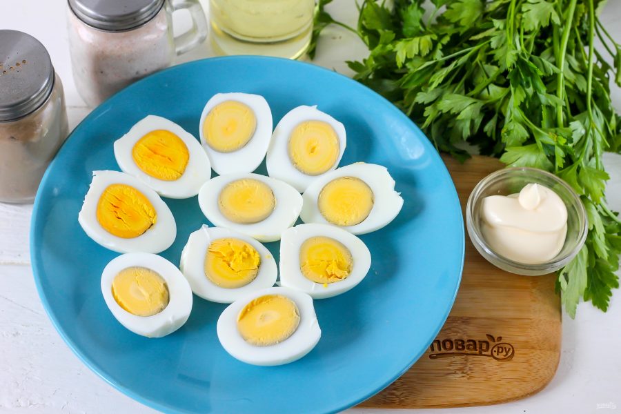Яйца фаршированные сардинами - фото шаг 2