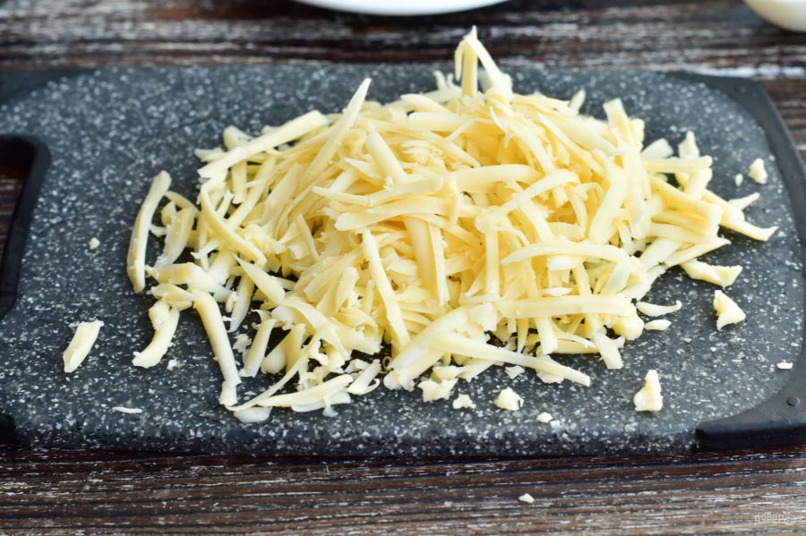 Кальмары фаршированные сыром в духовке - фото шаг 3