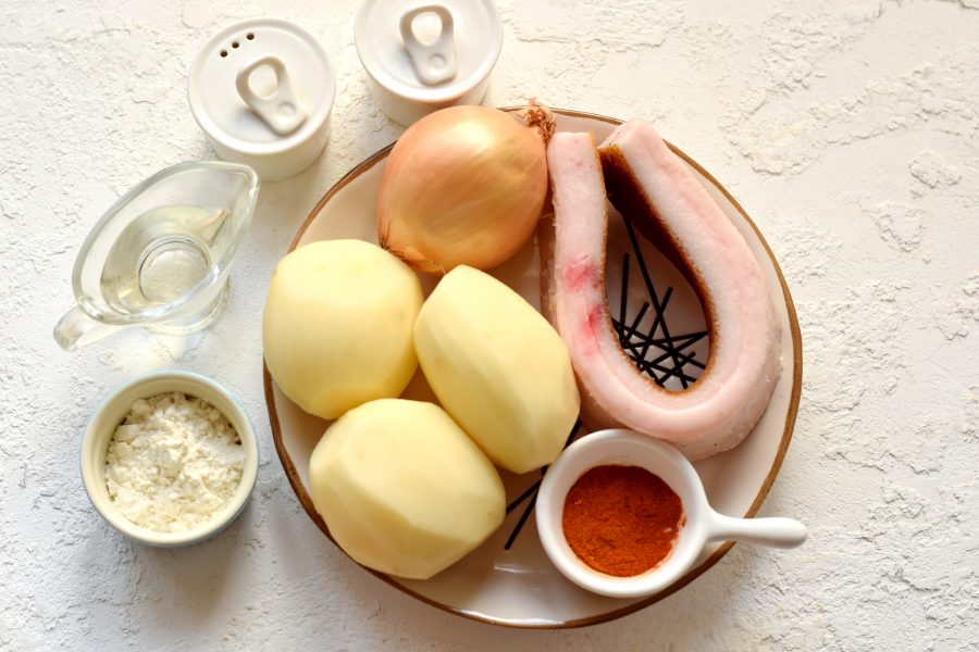 Картофельная бабка с салом в духовке - фото шаг 1