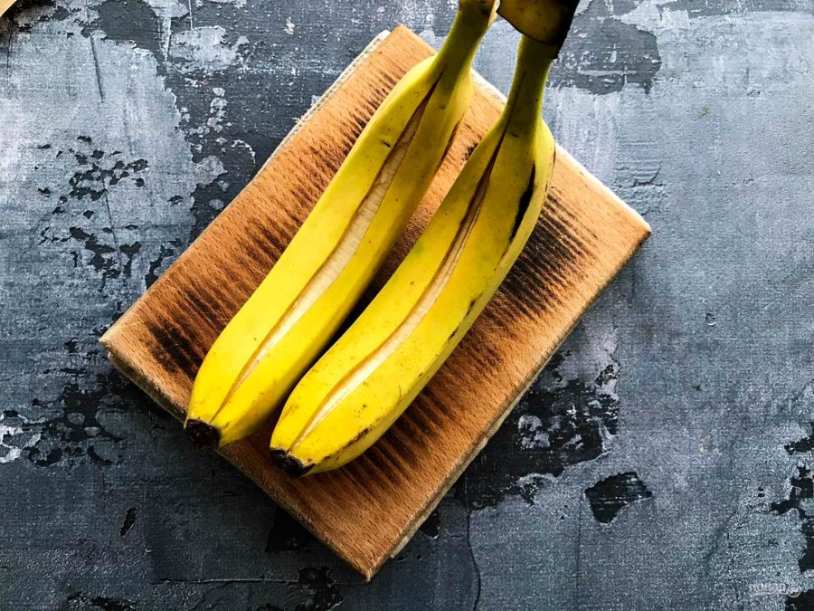 Бананы с шоколадом в духовке - фото шаг 2