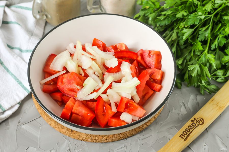 Салат с селедкой и помидорами - фото шаг 3