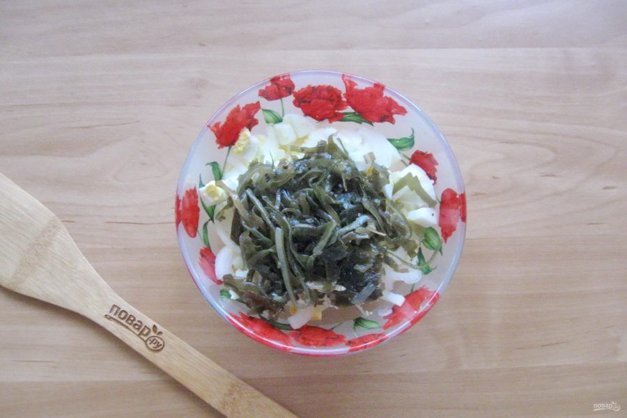 Салат с морской капустой и горбушей - фото шаг 5