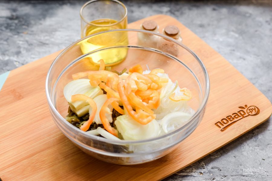 Салат с фунчозой и морской капустой - фото шаг 6