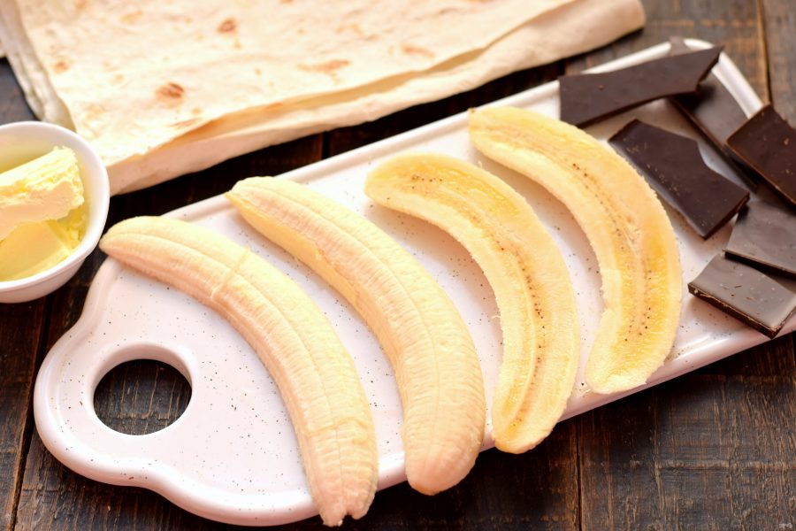 Банан с шоколадом в лаваше - фото шаг 2