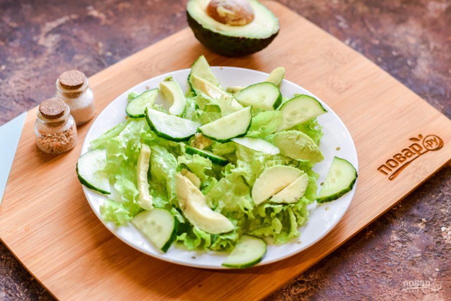 Салат с форелью и авокадо - фото шаг 6