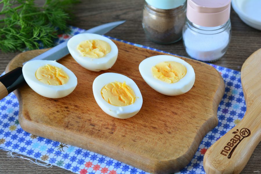 Яйца фаршированные килькой - фото шаг 2