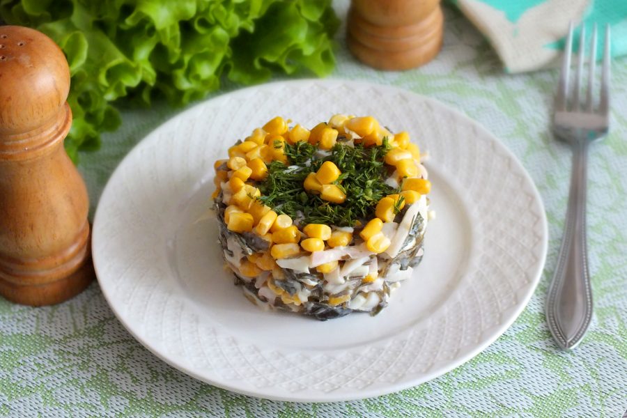 Салат с морепродуктами и кукурузой - фото шаг 9