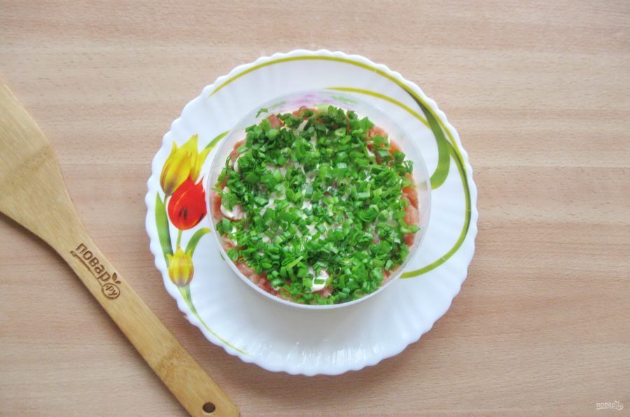 Слоеный салат с копченой горбушей - фото шаг 5