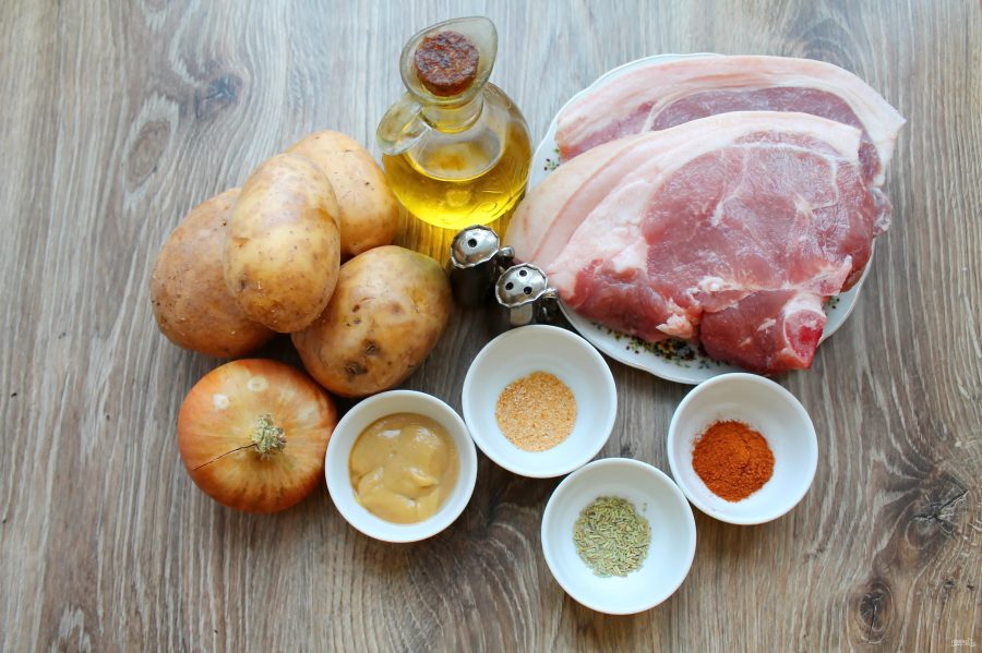 Мясо на косточке с картошкой в духовке - фото шаг 1
