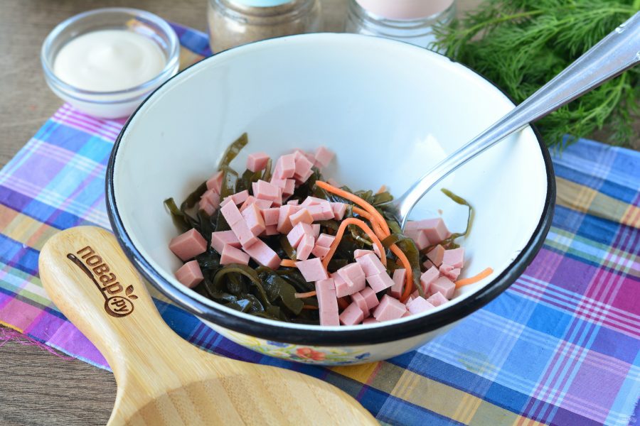 Салат с морской капустой и колбасой - фото шаг 3