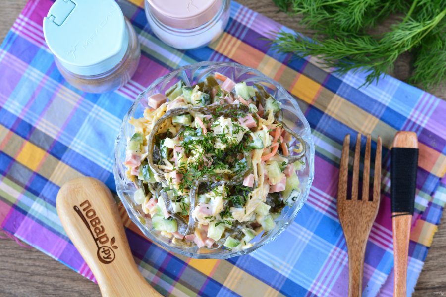 Салат с морской капустой и колбасой - фото шаг 7