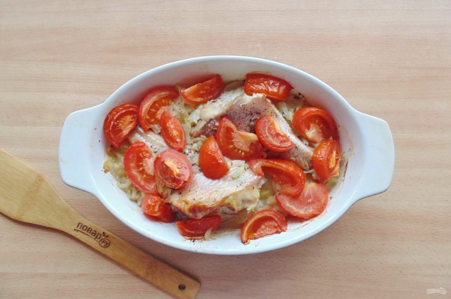 Морской окунь в духовке с помидорами - фото шаг 9